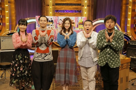 左から鉄平、澤田彩香アナウンサー、足立梨花、ダイノジ。(c)NHK