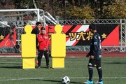 サッカーFK対決のワンシーン。(c)テレビ朝日