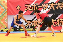レスリングの吉田沙保里選手（右）に挑む、ナインティナイン岡村（左）。(c)テレビ朝日