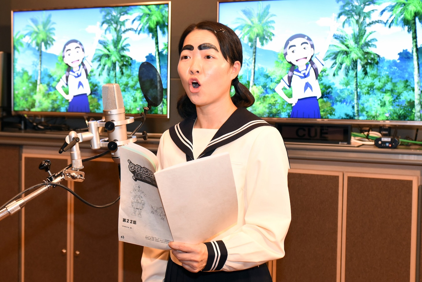 アフレコに臨むイモトアヤコ。