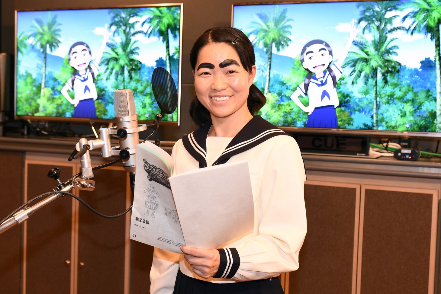 アフレコに臨むイモトアヤコ。
