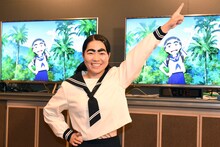 アフレコに臨むイモトアヤコ。