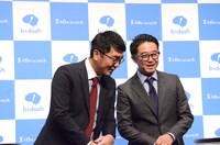 イベントの最後にメッセージを求められ、カンペを読めばいいか確認しあうおぎやはぎ。