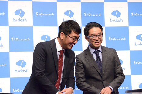 イベントの最後にメッセージを求められ、カンペを読めばいいか確認しあうおぎやはぎ。