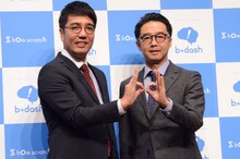 b→dashポーズを披露するおぎやはぎ。