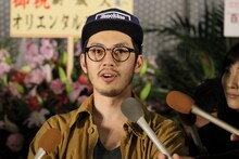 イベント前、囲み取材に応じるキングコング西野。