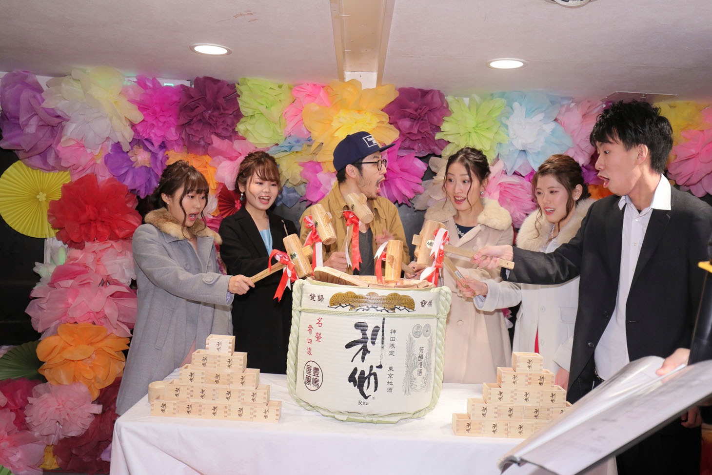 「あらためて成人を祝う会」の様子。