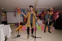 「あらためて成人を祝う会」の様子。