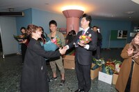 ビスケッティ佐竹らも祝福に駆けつけた。