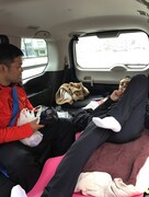 100キロマラソンに挑戦するキングコング西野（右）。