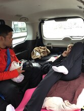 100キロマラソンに挑戦するキングコング西野（右）。