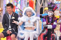 左から勝俣州和、えなこ、デーモン閣下。(c)読売テレビ