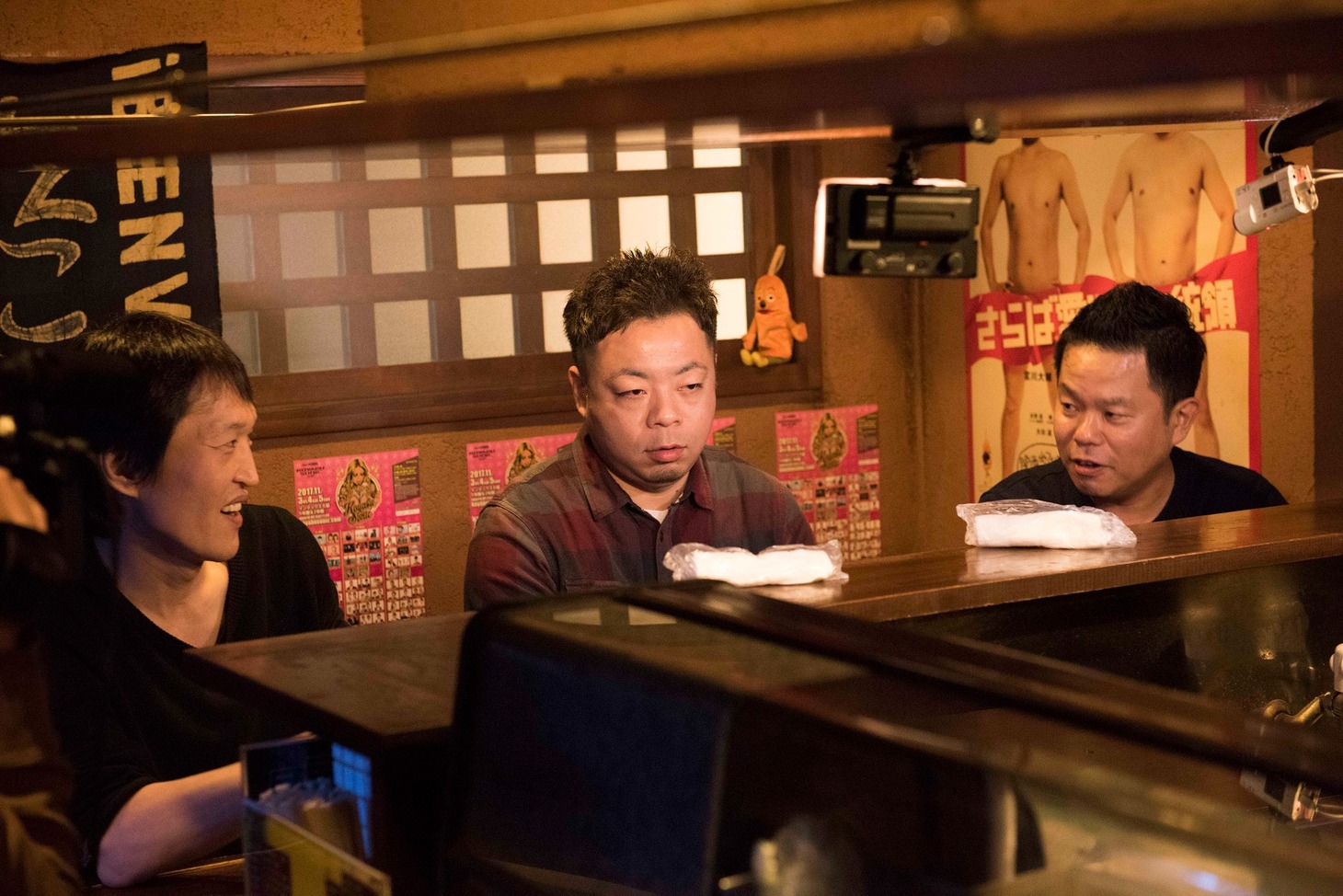 「千原ジュニアの居酒屋たこしげ」のワンシーン。(c)吉本興業 / NTTぷらら