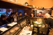 「千原ジュニアの居酒屋たこしげ」のワンシーン。(c)吉本興業 / NTTぷらら