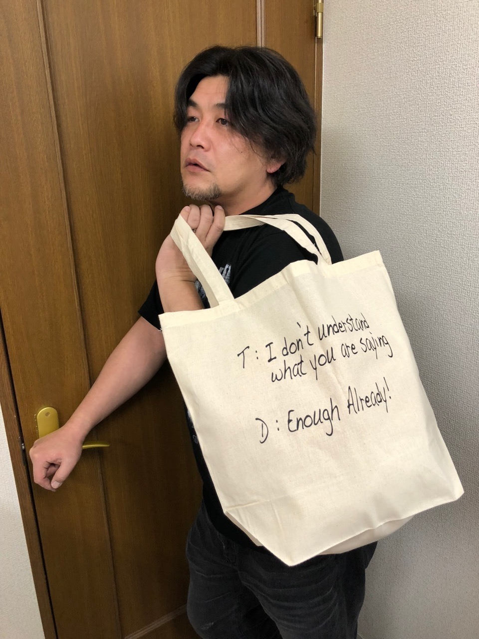サンド トートバックを持つ富澤。