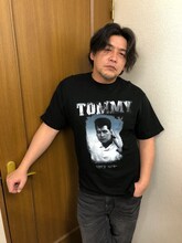 TOMMY Tシャツを着用するサンドウィッチマン富澤。