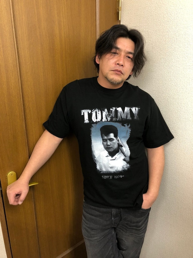 TOMMY Tシャツを着用するサンドウィッチマン富澤。