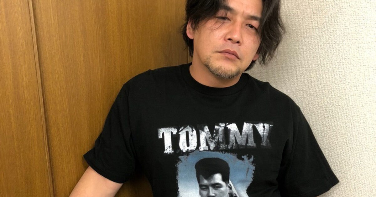 TOMMY Tシャツを着用するサンドウィッチマン富澤。 [画像ギャラリー 1 