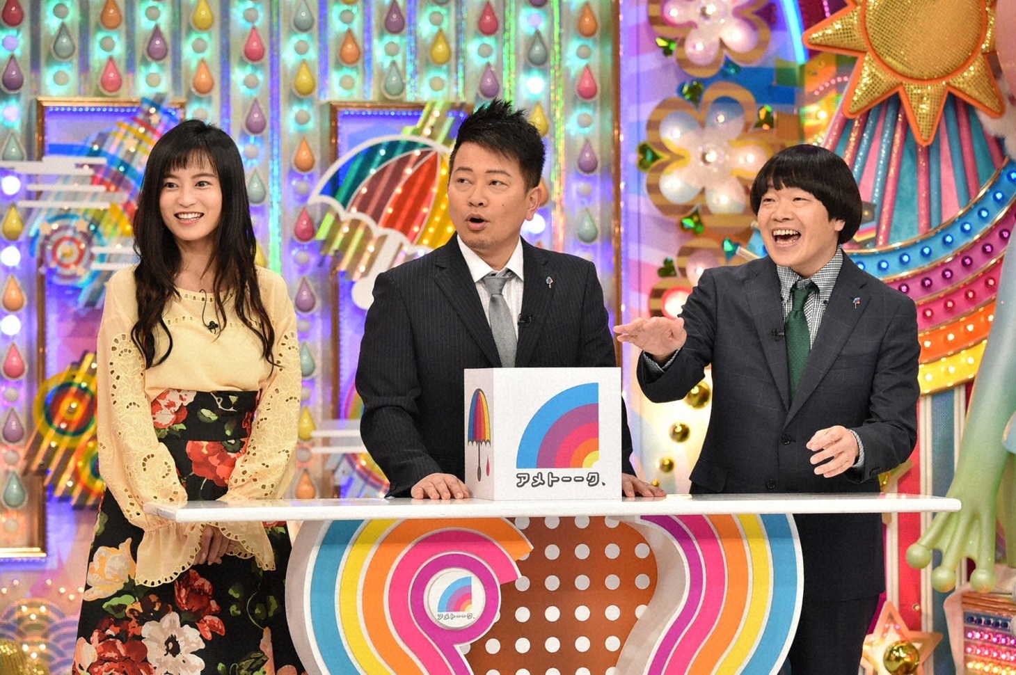 雨上がり決死隊と小島瑠璃子（左）。(c)テレビ朝日