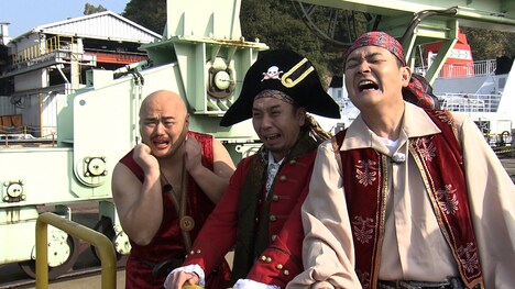 千鳥と安田大サーカス・クロちゃん（左）。(c)RCC