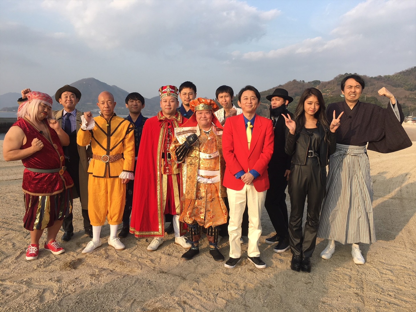 「激ウマ 怪盗有吉 瀬戸内の絶品グルメを狙え！」の出演者たち。(c)RCC