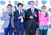 左から和牛、BRITA Japan代表のマイケル・マギー氏、Dream Ami。