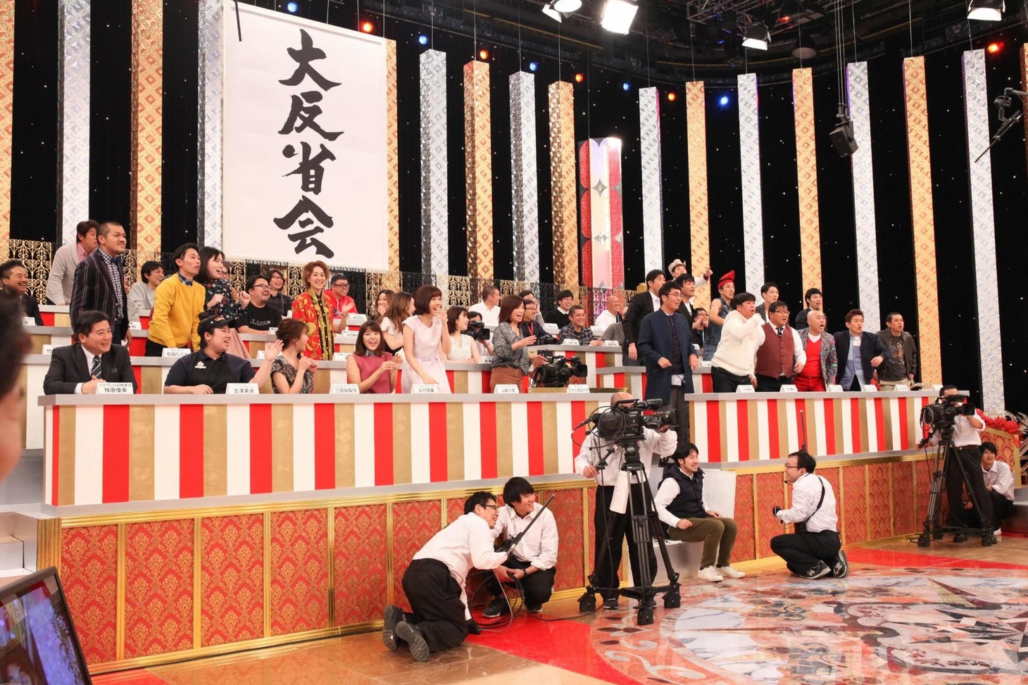 「とんねるずのみなさんのおかげでした」で展開される「とんねるず大反省会」の様子。(c)フジテレビ