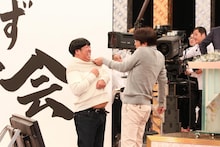 （手前左から）バナナマン日村、とんねるず石橋。(c)フジテレビ
