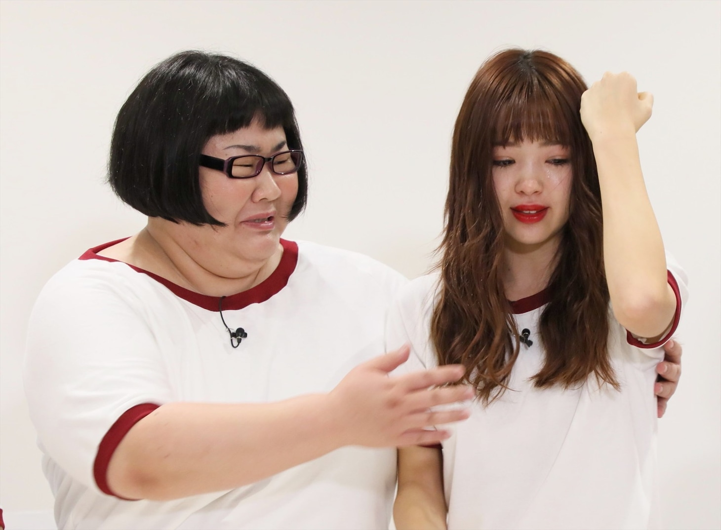 （左から）安藤なつ、藤田ニコル。(c)テレビ朝日