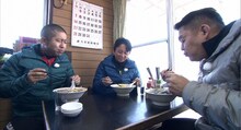 左からハライチ澤部、有吉弘行、花田虎上。(c)テレビ東京