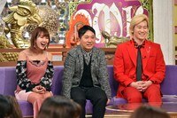 （左から）岡井千聖、爆笑問題・田中、メイプル超合金カズレーザー。(c)TBS
