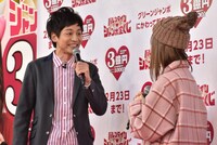 バレンタインデート権を懸けた告白対決で、実況のような低音ボイスを駆使して島崎遥香（右）へ告白する、とろサーモン村田。