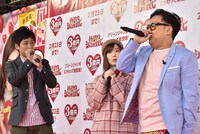 島崎遥香（中央）に“褒めラップ”を披露する、とろサーモン久保田（右）と、ボイスパーカッションで渋々協力する相方・村田（左）。