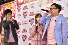 島崎遥香（中央）に“褒めラップ”を披露する、とろサーモン久保田（右）と、ボイスパーカッションで渋々協力する相方・村田（左）。