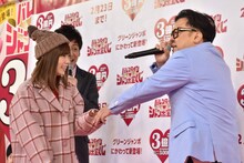 島崎遥香（手前左）とのバレンタインデート権を懸けた告白対決で相方・村田（後方）に勝利したことを、島崎に手を握られたことで知る、とろサーモン久保田（右）。