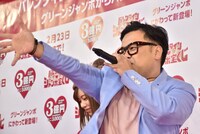 相方・村田との告白対決に勝利し、「ありがとうございまあす」などのマイクパフォーマンスを繰り広げる、とろサーモン久保田。