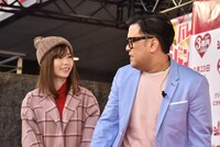 バーチャルデートを繰り広げる（左から）島崎遥香、とろサーモン久保田。