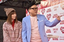 バーチャルデートを繰り広げる（左から）島崎遥香、とろサーモン久保田。