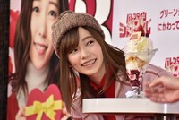 テーブルに運ばれた「バレンタインジャンボパフェ」を眺める島崎遥香。