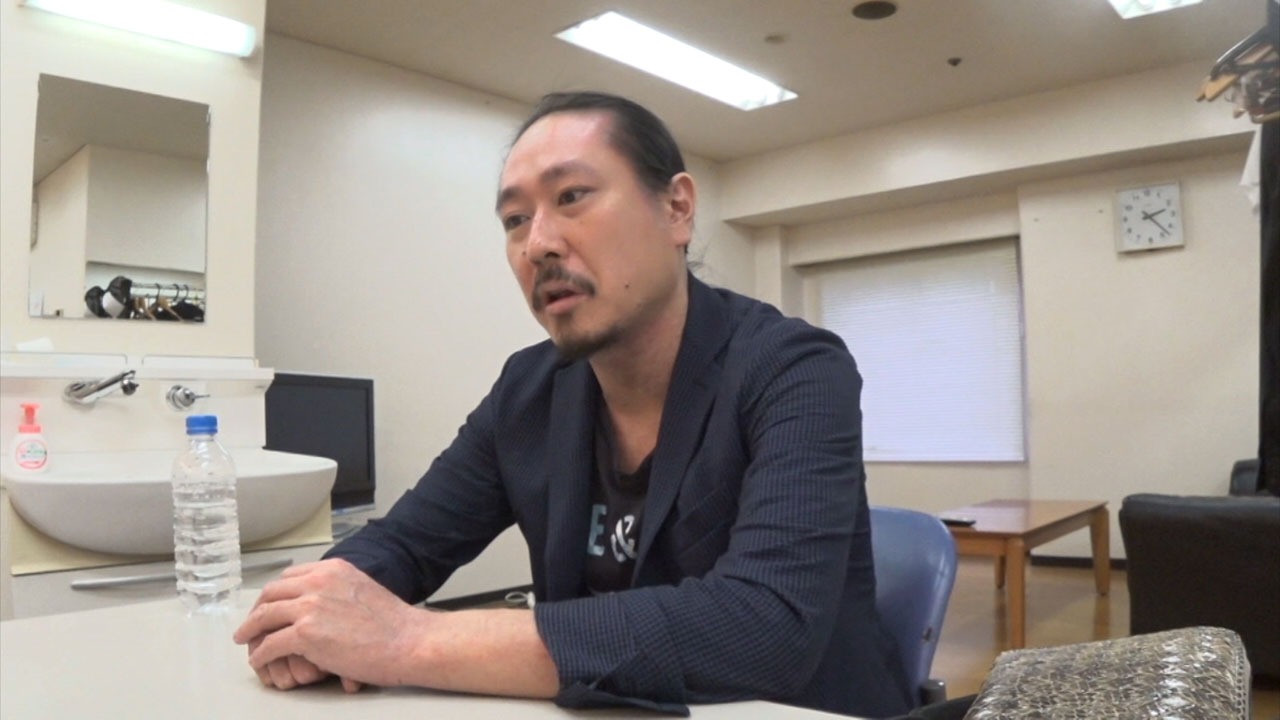 インタビューに応じる笑い飯・西田。(c)MBS