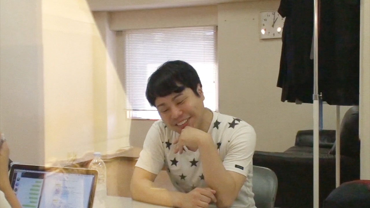 インタビューに応じるNON STYLE井上。(c)MBS