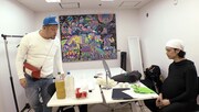 野性爆弾くっきー(左)と斎藤工(右)。