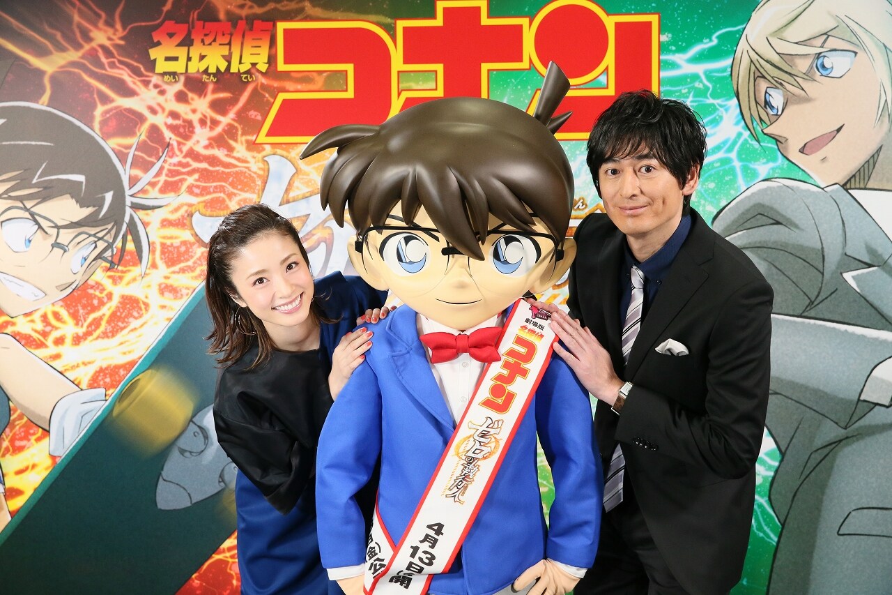 映画「名探偵コナン ゼロの執行人（しっこうにん）」に出演する博多大吉（右）と上戸彩（左）。