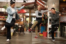 「おかべろ」で松本利夫（左）にダンスを習う、ロンドンブーツ1号2号・田村亮（中央）と、ナインティナイン岡村（右）。(c)関西テレビ