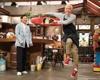 松本利夫（左）にダンスを習う、ロンドンブーツ1号2号・田村亮（右）。(c)関西テレビ