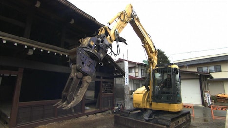 築100年の古民家を解体する様子。(c)フジテレビ
