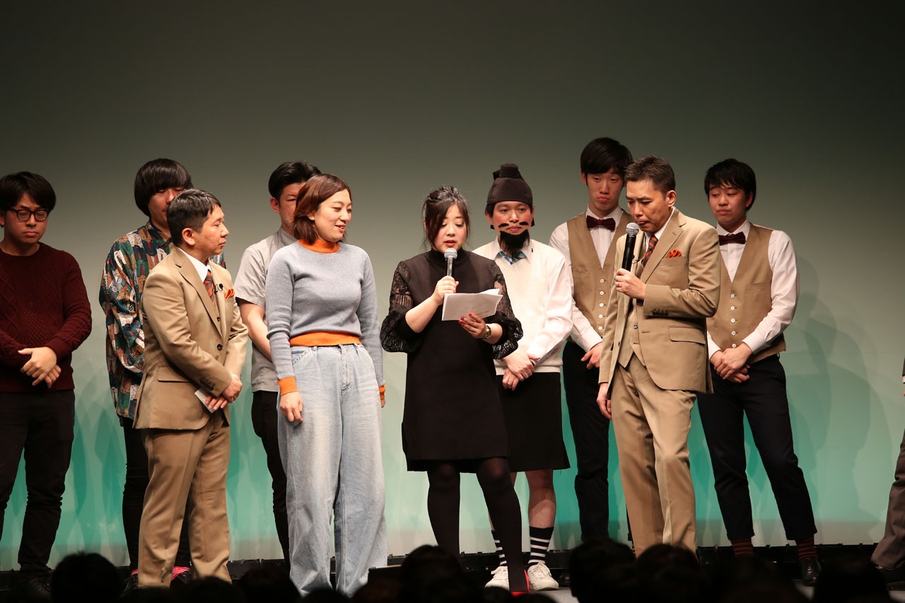 本日2月9日に開催された「タイタンライブ」に出演した日本エレキテル連合（前列中央2人）。