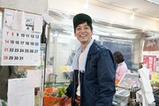 とろサーモン村田演じるヒロシ。(c)「居酒屋ぼったくり」製作委員会