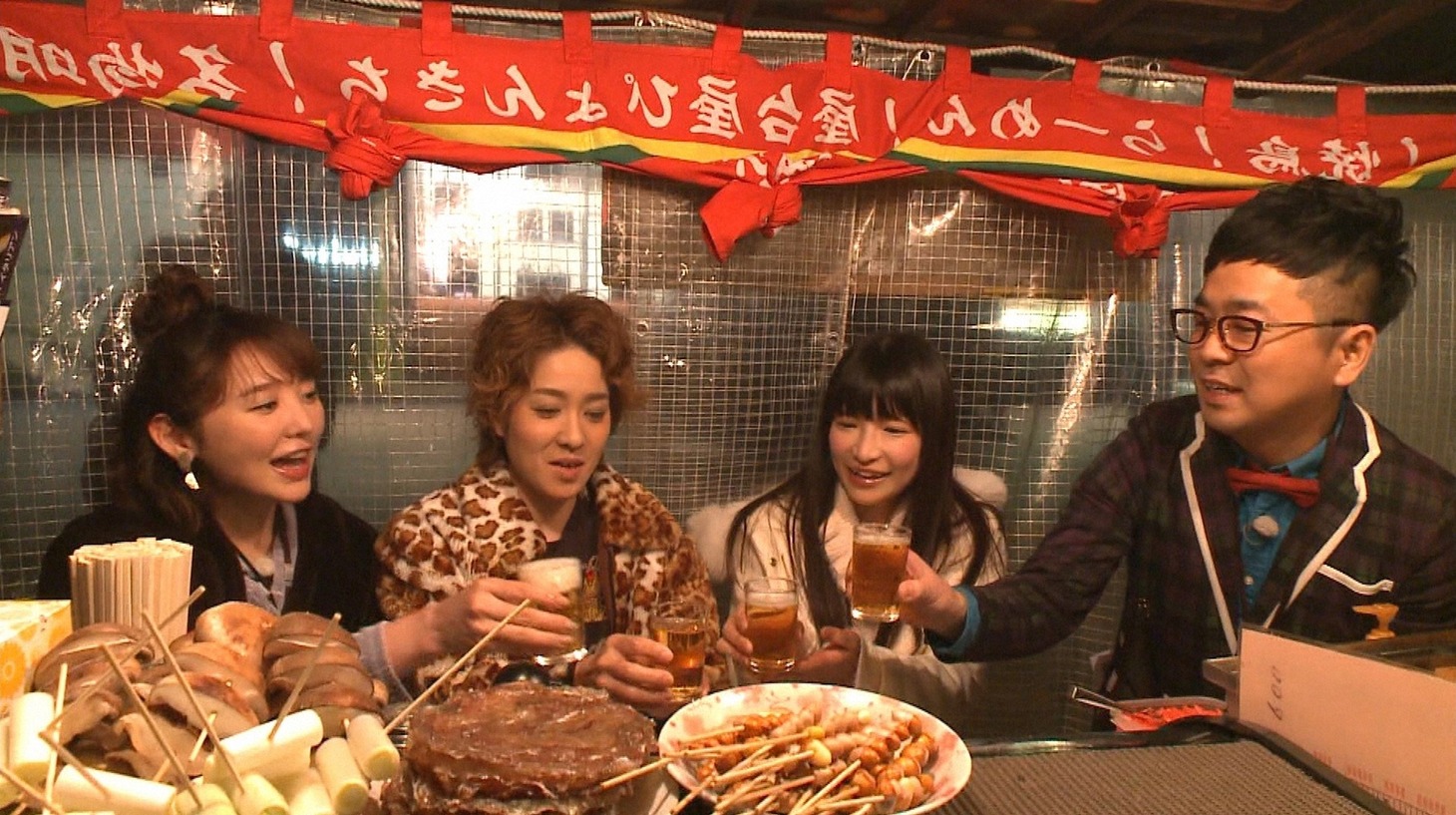 「旅ずきんちゃん」で福岡屋台を巡る（左から）おのののか、尼神インター渚、もえのあずき、パンクブーブー黒瀬。(c)CBC