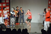 「ノーセンス・にゃんこスター」より。縄跳びを口に詰め込むモグライダーともしげ。